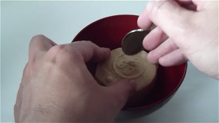 ↑ 袋の裏の説明にも、もなかの背中の部分に割れ目を入れると記述されている。お湯を注ぐ前にスプーンなどで割れ目を入れた方が楽