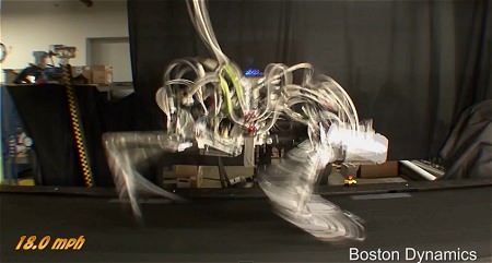 ↑ 動画の撮影環境のせいもあり、多分に稼働部分がぶれているが、速度を速めると共に背中、足の関節部分の傾斜が変化し、全体で姿勢を変えて対応しているのが分かる