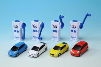 ↑ 「EDASH」全4種類。発電機を兼ねたリモコンが、電気自動車用の電気スタンドを模している