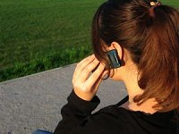 携帯電話で音声通話中