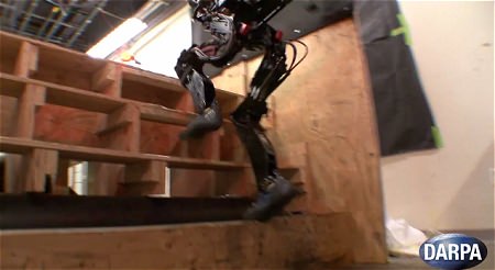 ↑ 右足、左足と交互にステップを登っていく