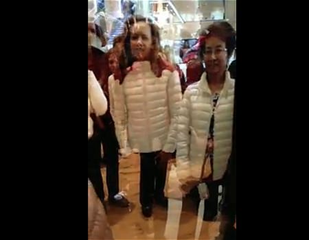↑ 2012年10月5日にオープンしたユニクロ・サンフランシスコ店で展開した「UNIQLO MAGIC MIRROR」。利用客による動画。