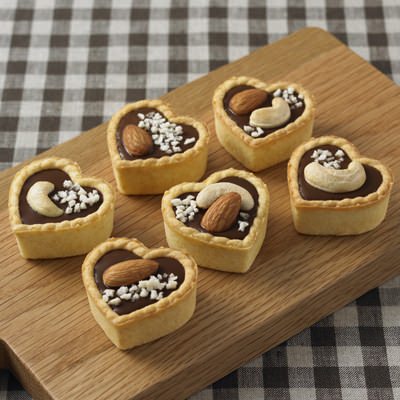 ↑ 「自分でつくる」シリーズの一品、チョコタルト。溶かしたビターチョコをタルト型に流し入れるだけで、簡単にチョコタルトがつくれるセット。トッピング用のナッツとクランチ付