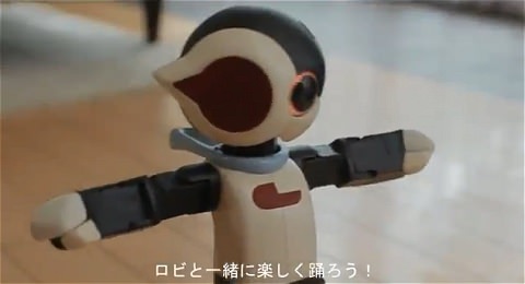 ↑ 「ロビ」を紹介する公式動画。下は家族内で完成した「ロビ」を楽しむ図。