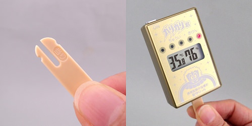 ↑ 「当たり」マーク付きスティックと、『携帯型熱中指標計 ガリガリ君 見守りっち 金色バージョン』