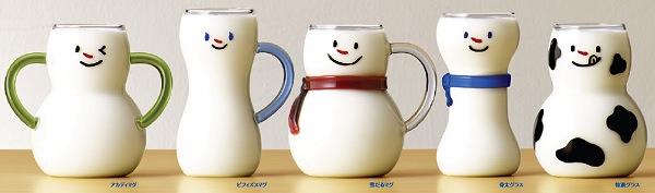 ↑ 牛乳を注ぐと牛乳の白がそのままガラスを通して見えるため、雪だるまのような見た目になる