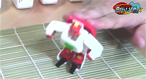 ↑ ボタンを押して変形するモードを「ネタ押し一発変形」、そのシステムをおまチェンジシステムと呼ぶ。