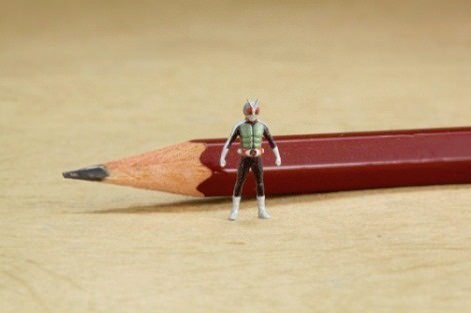 ↑ サイズを把握するための写真。後ろにあるのは通常の鉛筆。［協力］電撃ホビーマガジン、［撮影協力］エルクラフト