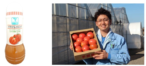 ↑ トマトドレッシング 280ml(左)と原材料のトマトを持つローソンファーム大分の小野氏